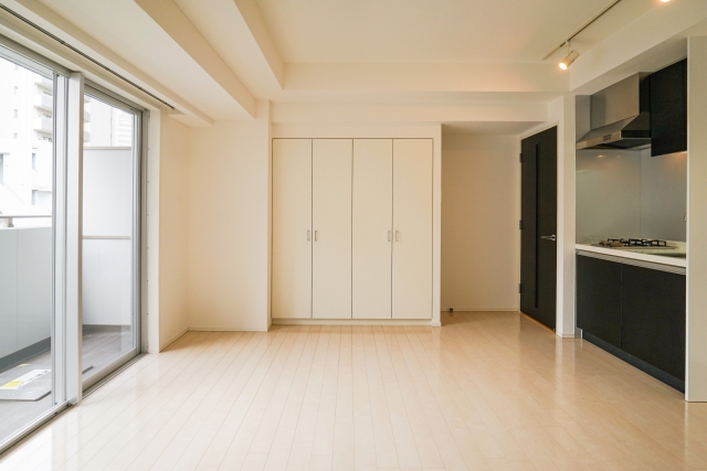 リビングルームの床で寝る