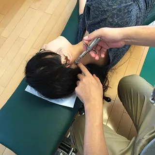 アクチベーターを使って施術